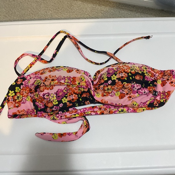 La Vie en rose aqua bathing suit top is small, bottoms are large - Picture 2 of 2